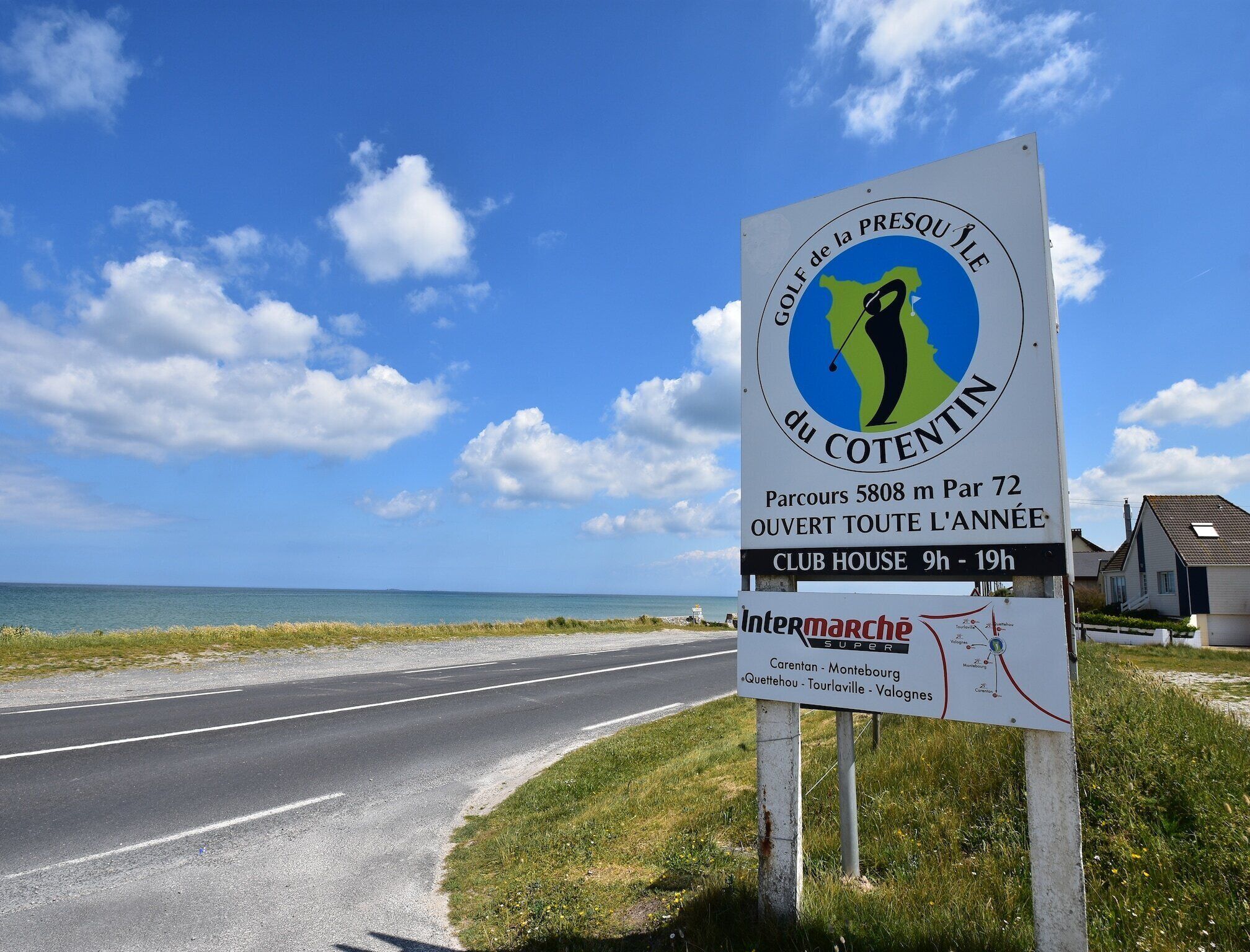 A sign for Golf de la Presqu'île du Cotentin, indicating a golf course with a clubhouse open from 9h to 19h.