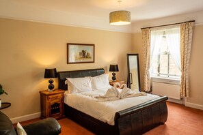 5 bedrooms, iron/ironing board, travel cot, free WiFi - Spacious period property on historic, private estate with seasonal, outdoor pool (York)