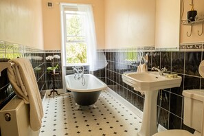 Badewanne, Haartrockner, Handtücher, Seife