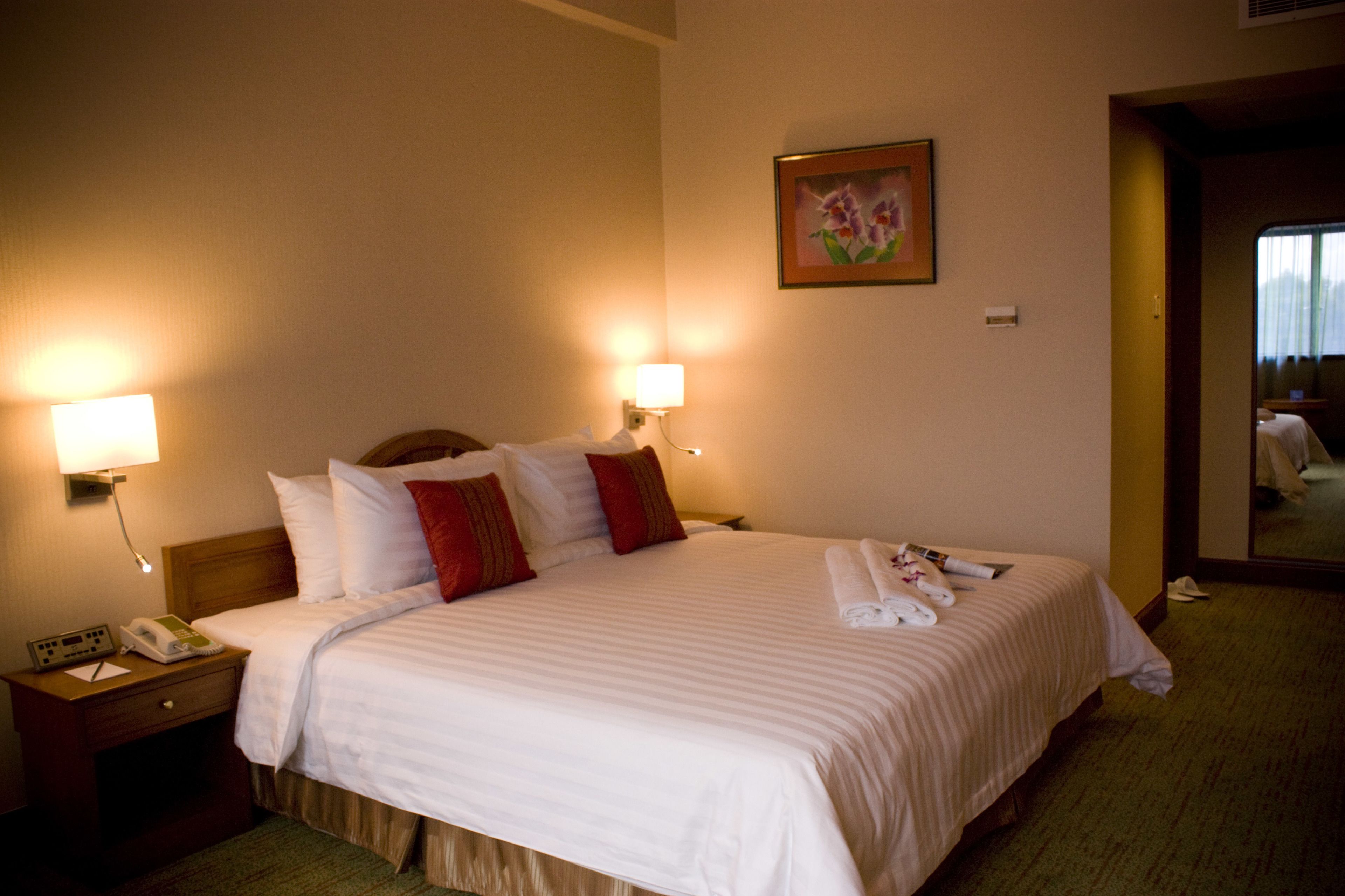 minibar, in-room safe, free wifi, bed sheets