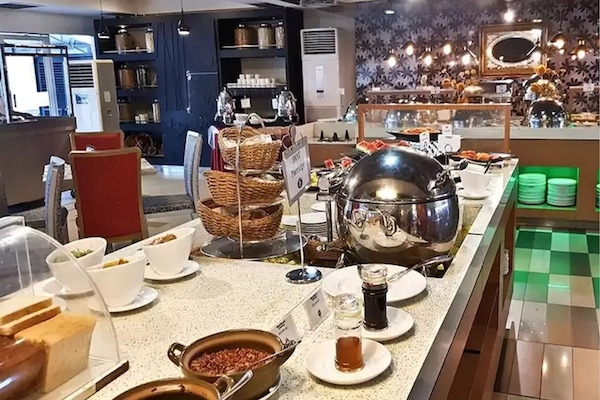 Petit déjeuner buffet (14.50 BND par personne)