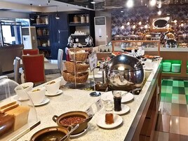 Desayuno buffet diario (BND 14.50 por persona)