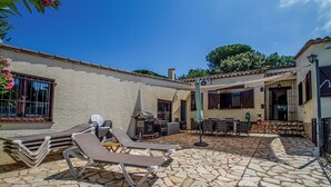 A patio area with stone flooring, lounge chairs, and outdoor furniture. - Club Villamar - Nice villa with airco, wifi, fenced private swimming pool nearby Calonge (Calonge)