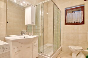 Een douche, een haardroger, handdoeken, zeep