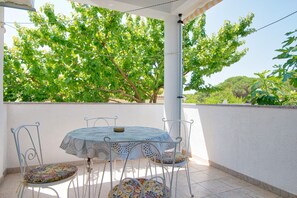 تناول الطعام بالخارج