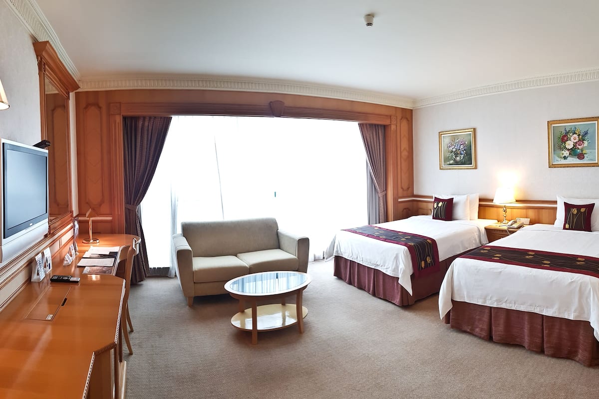 in-room safe, desk, laptop workspace, blackout curtains