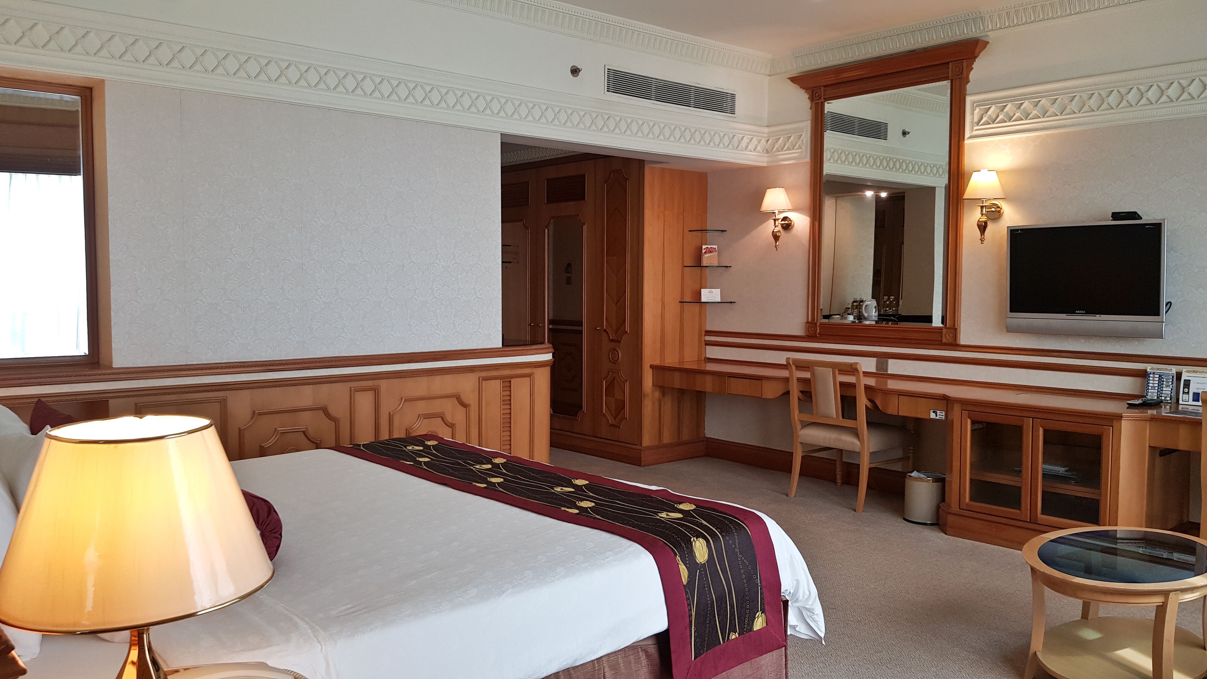 in-room safe, desk, laptop workspace, blackout curtains