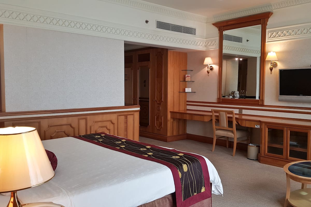 in-room safe, desk, laptop workspace, blackout curtains