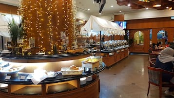 Daily buffet breakfast (BND 18 per person)