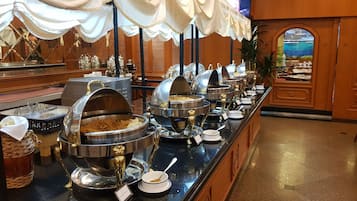 Petit déjeuner buffet (18 BND par personne)