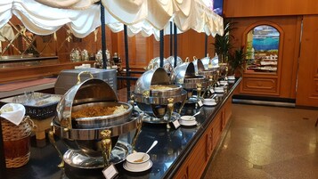 Desayuno buffet diario (BND 18 por persona)