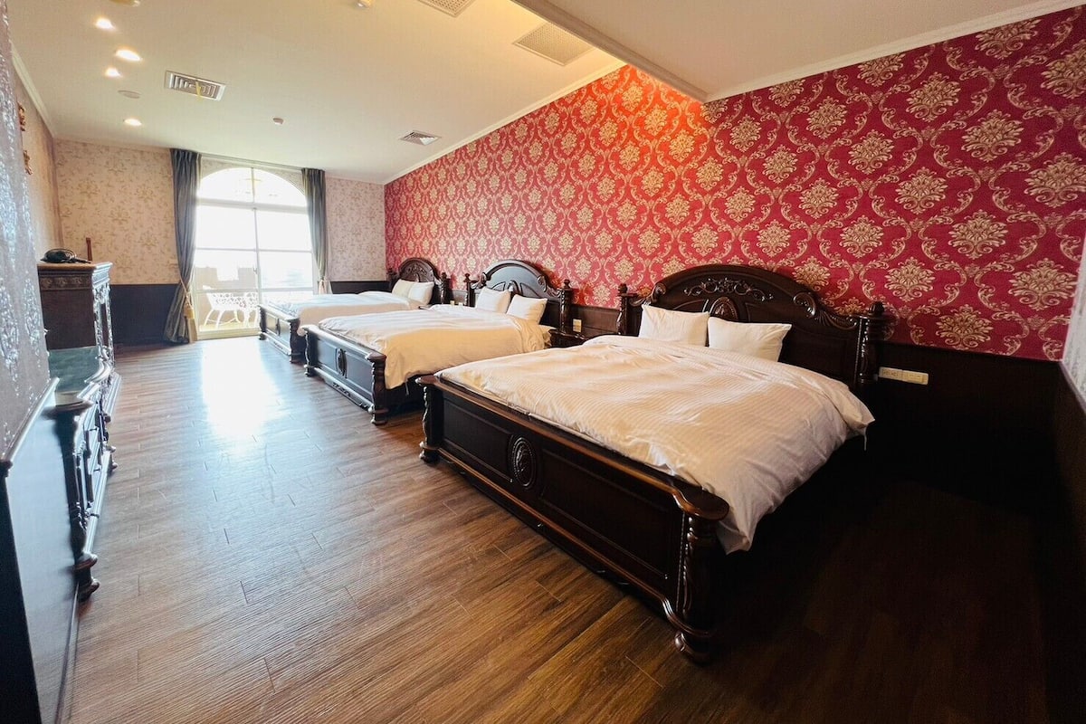 Royal Room | Blackout drapes, rollaway beds