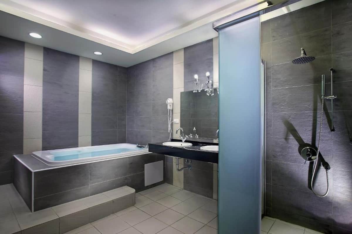 shower, hair dryer, towels, shampoo