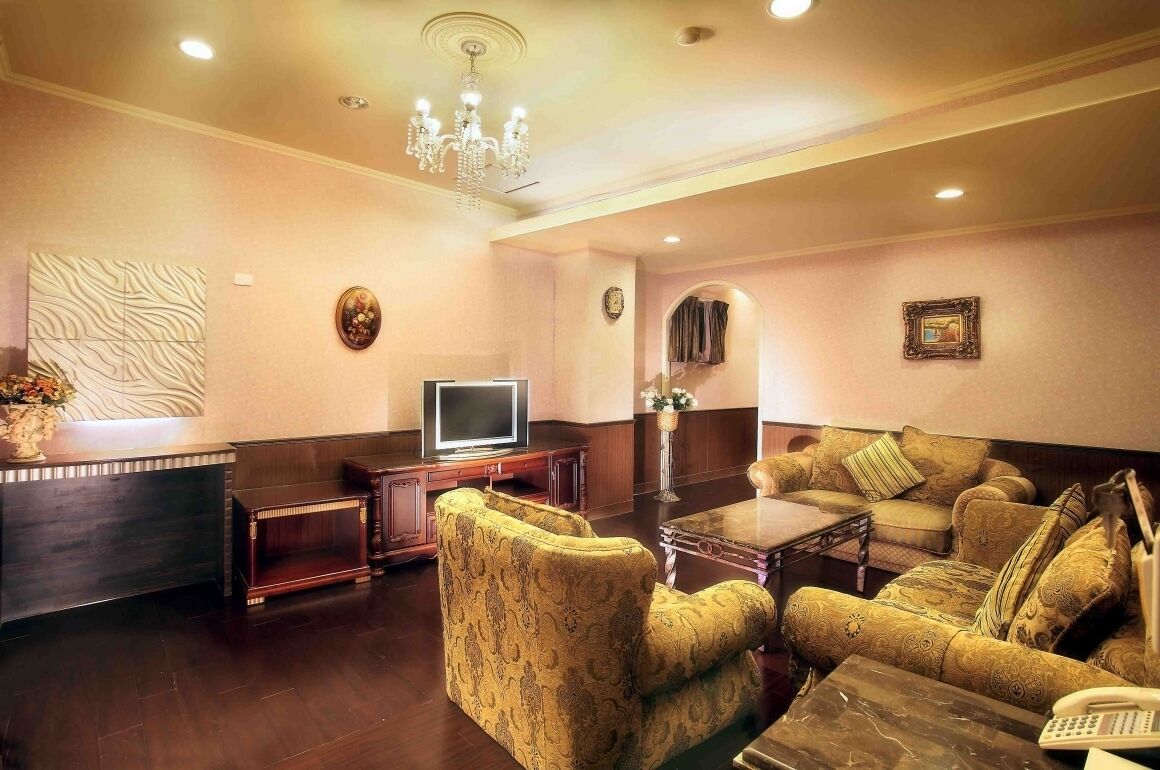 Royal Room | Blackout drapes, rollaway beds