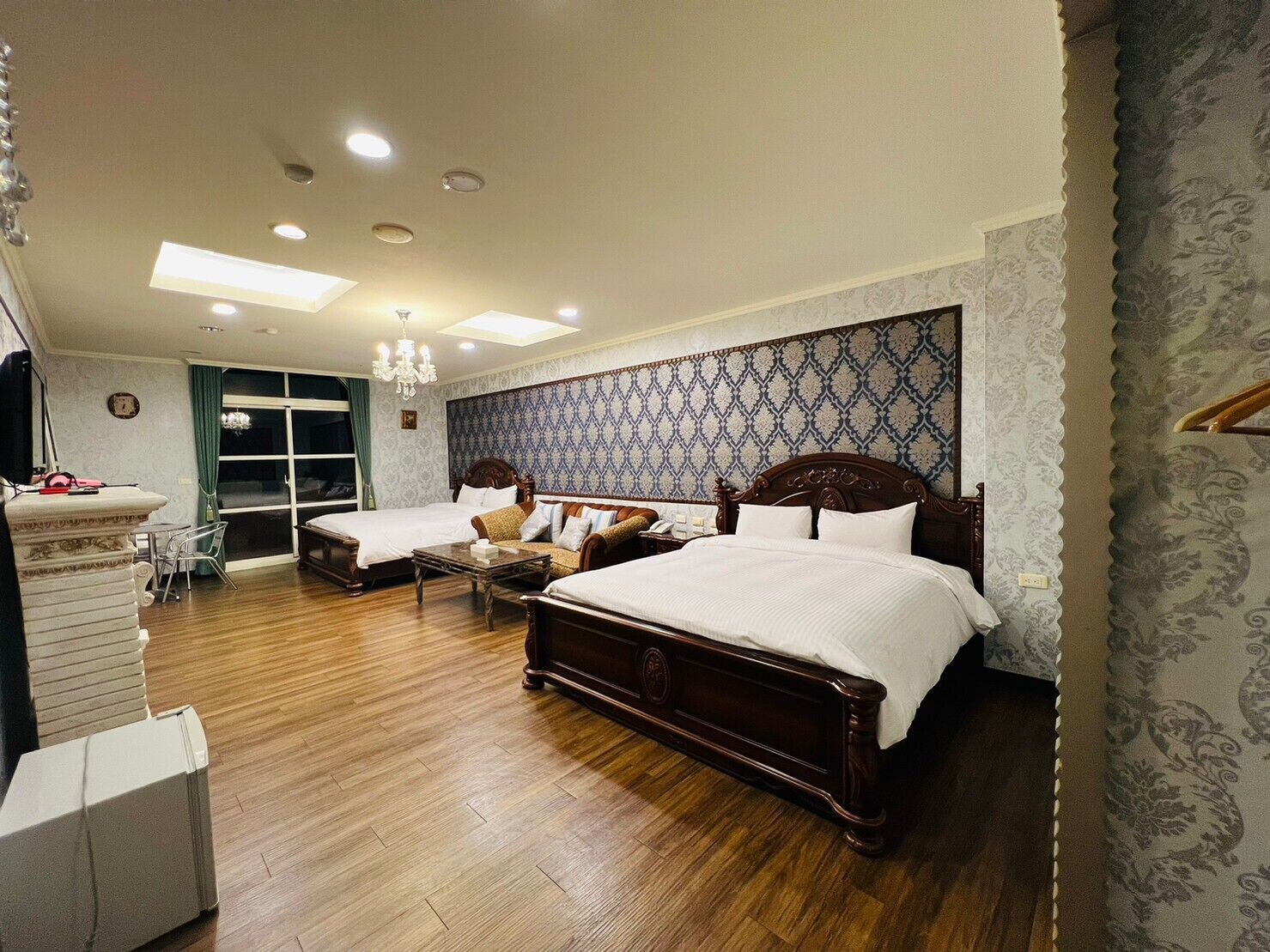 Blackout drapes, rollaway beds