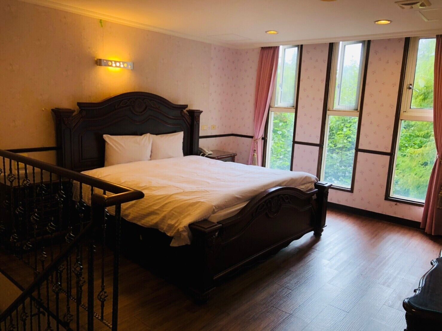 Deluxe Family Room | Blackout drapes, rollaway beds