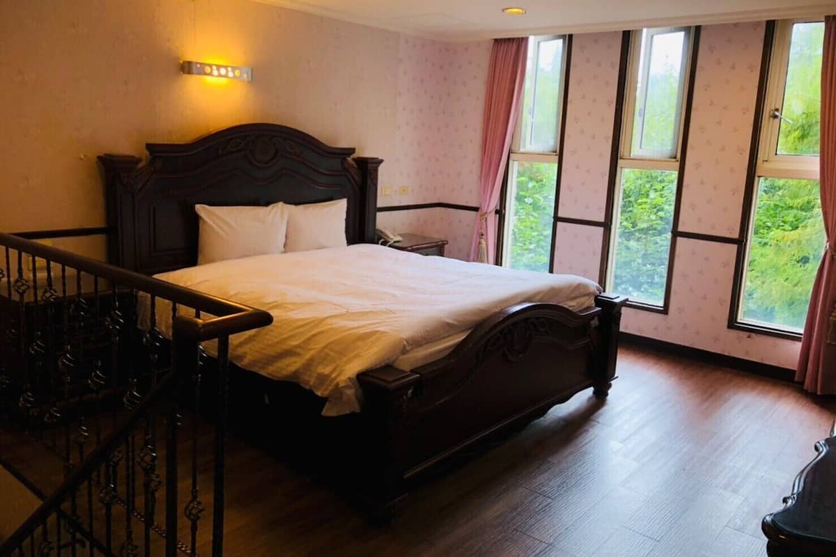 Deluxe Family Room | Blackout drapes, rollaway beds