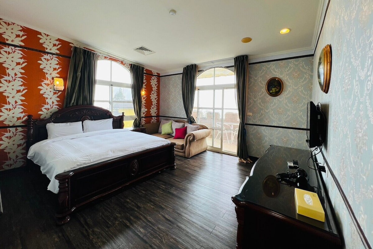 Blackout drapes, rollaway beds