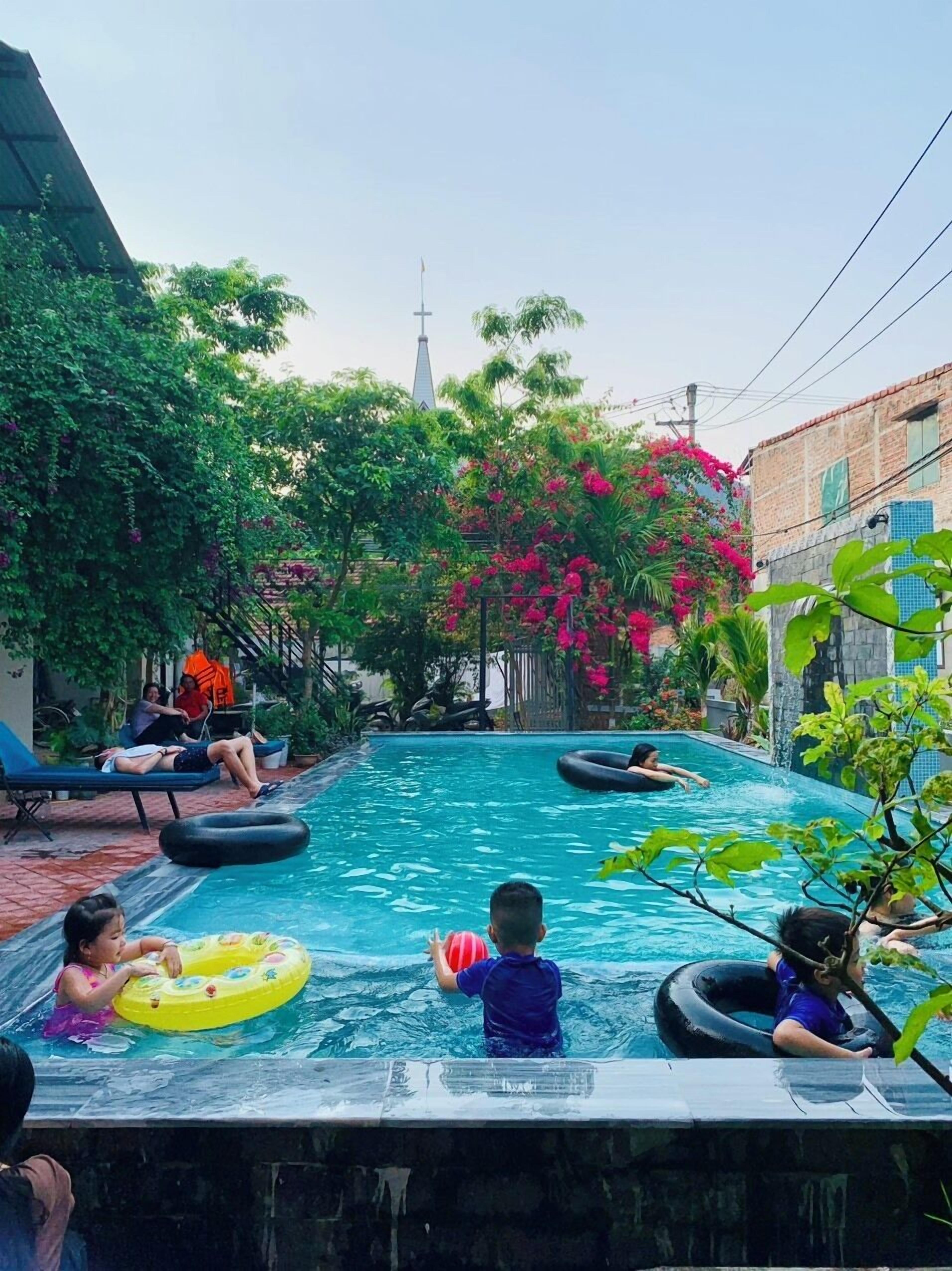 Una piscina al aire libre