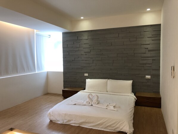 Desk, soundproofing, free WiFi, bed sheets