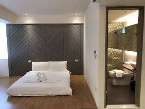 Desk, soundproofing, free WiFi, bed sheets