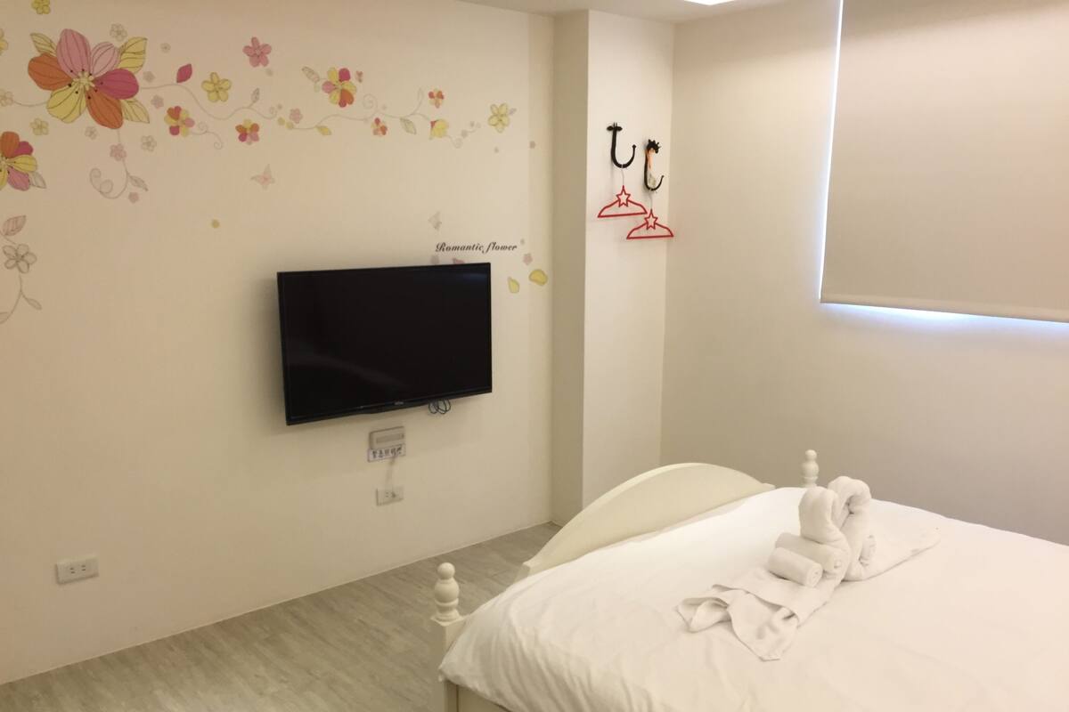 Desk, soundproofing, free WiFi, bed sheets