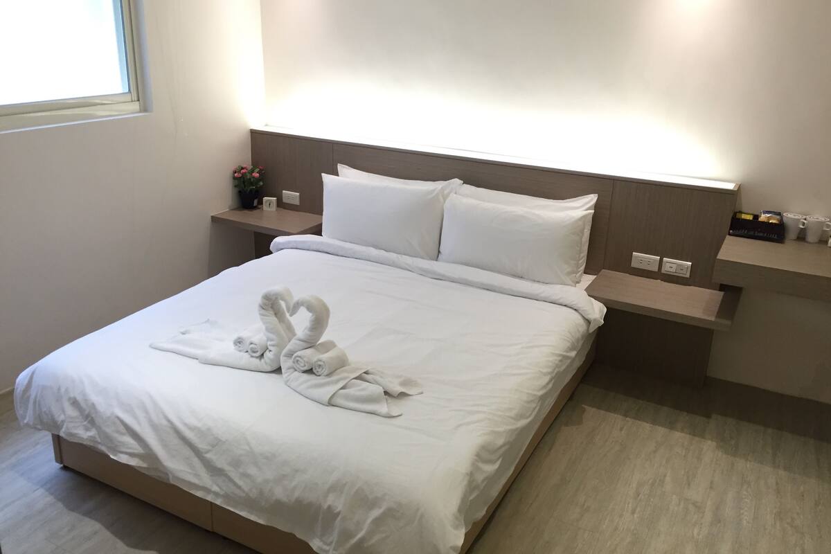 Desk, soundproofing, free WiFi, bed sheets