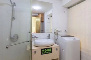 Elite-Apartment, 2 Schlafzimmer, Meerblick | Badezimmer | Dusche, Haartrockner, Handtücher, Seife