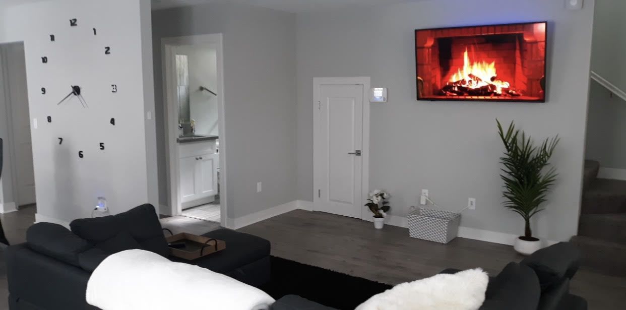 Deluxe Shared Dormitory | Living area | Netflix