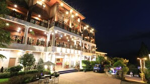 A multi-story hotel with outdoor seating and a fountain. - Liching Garden Villa (Ren'ai)