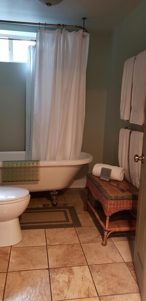 Combined shower/tub, hair dryer, towels, soap - Close to UM & Downtown. Refurbished 1350 sq ft w/ Gym, Laundry, Kitchen, Patio. (Missoula)