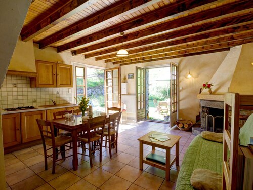 Authentic cottage with fireplace, pets allowed and WiFi by the forest