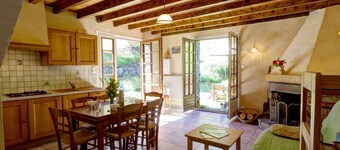 Authentic cottage with fireplace, pets allowed and WiFi by the forest