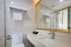 Deluxe-værelse med 2 enkeltsenge | Badeværelse | Bruser, gratis toiletartikler, hårtørrer, hjemmesko