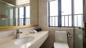 Deluxe Double Room | Bathroom | Shower, free toiletries, hair dryer, slippers