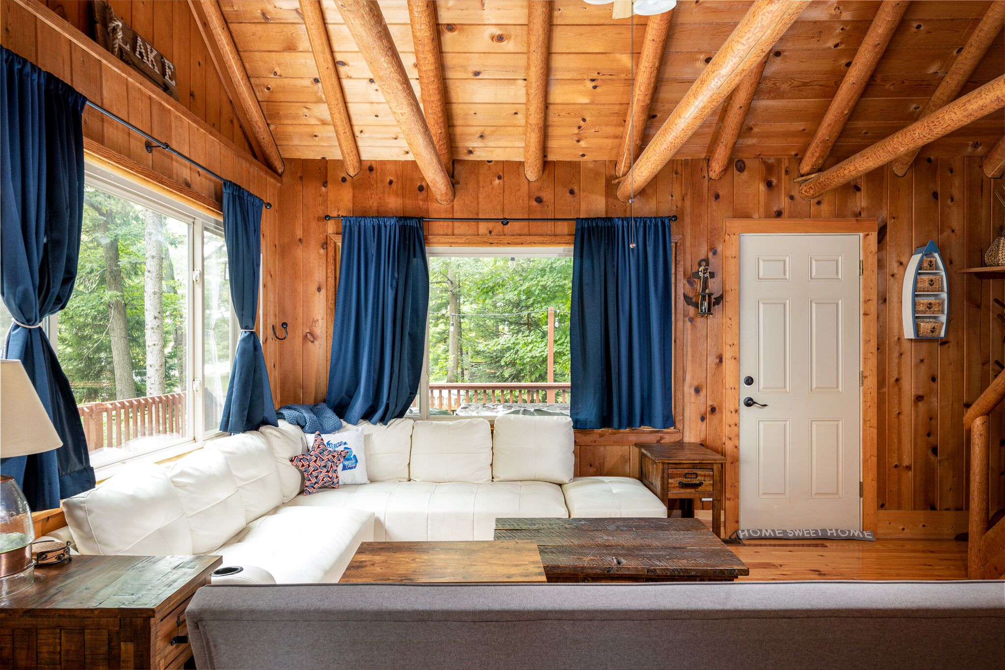 Smart-tv, een open haard, videospelletjes en een dvd-speler