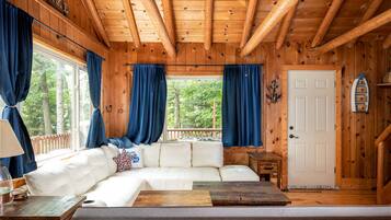 Smart-tv, een open haard, videospelletjes en een dvd-speler