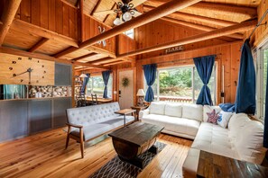 Smart-tv, een open haard, videospelletjes en een dvd-speler