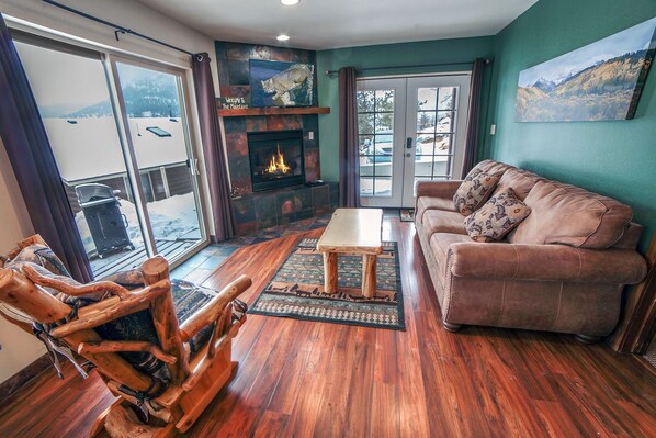 TV, fireplace, DVD player, video library - Continental Divide Suite- cozy one bedroom with amazing view from patio (Estes Park)