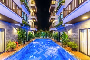 Outdoor pool, pool loungers - December Hoi An Villa (Da Nang)