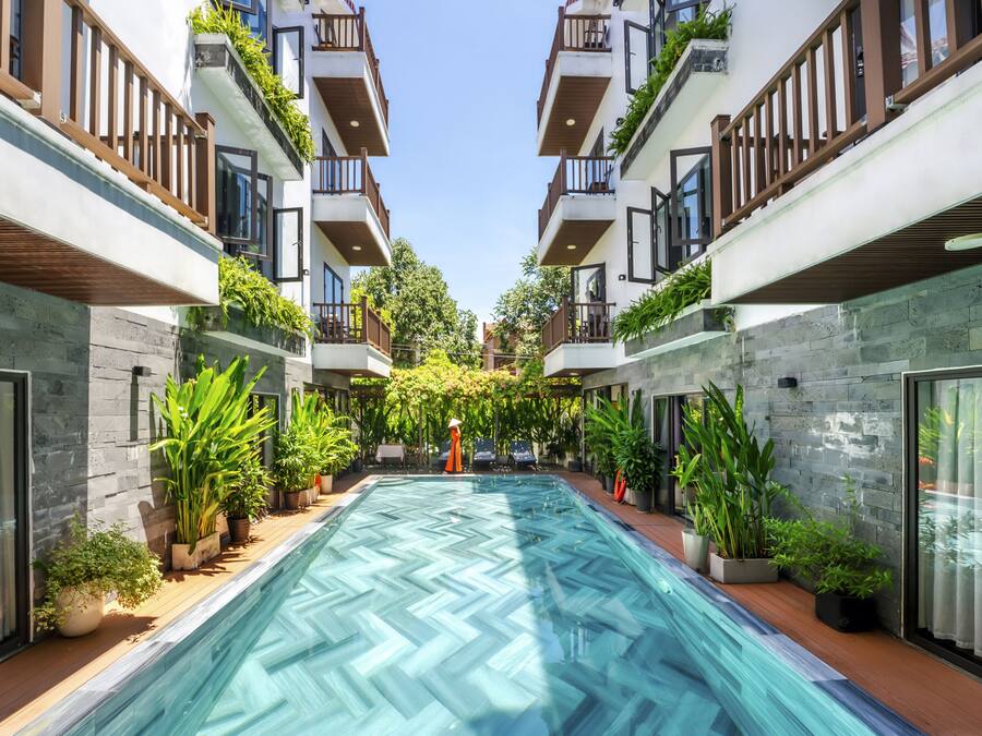 Outdoor pool, pool loungers