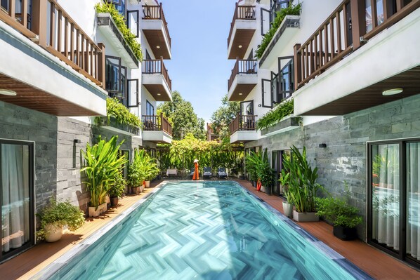 Outdoor pool, pool loungers - December Hoi An Villa (Da Nang)