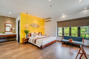 Seniorihuone, 1 suuri parisänky, näköala uima-altaalle | Ylelliset vuodevaatteet, minibaari, tallelokero huoneessa