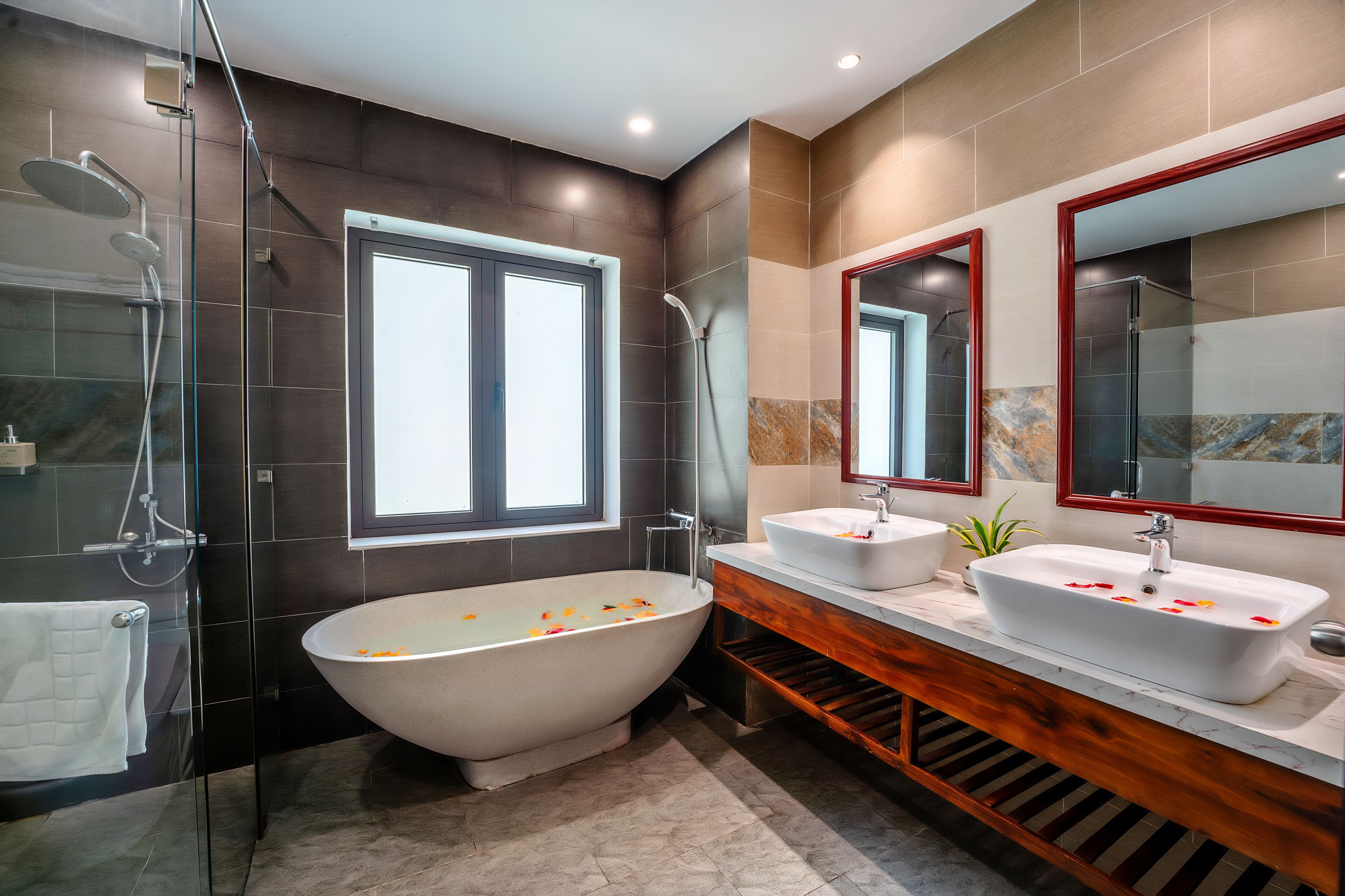 Deluxe Studio | Bathroom | Separate tub and shower, jetted tub, rainfall showerhead
