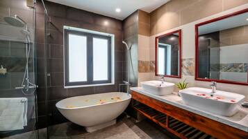Deluxe Studio | Bathroom | Separate tub and shower, jetted tub, rainfall showerhead