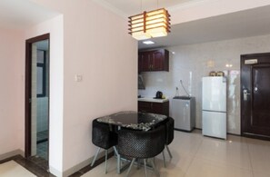 Elite-Apartment, 2 Schlafzimmer, Gartenblick | 2 Schlafzimmer, Schreibtisch, Verdunkelungsvorhänge, kostenloses WLAN