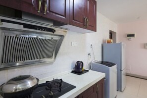 Elite-Apartment, 2 Schlafzimmer, Gartenblick | Eigene Küche | Kühlschrank, Herdplatte, Wasserkocher, Kochgeschirr/Geschirr/Besteck