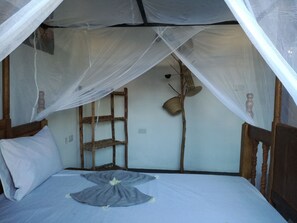 4 bedrooms, WiFi, bed sheets - Furaha Lodge right on the white sandy beach of Jambiani (Jambiani)