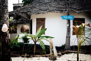 Exterior detail - Furaha Lodge right on the white sandy beach of Jambiani (Jambiani)
