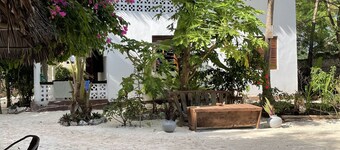 Furaha Lodge right on the white sandy beach of Jambiani